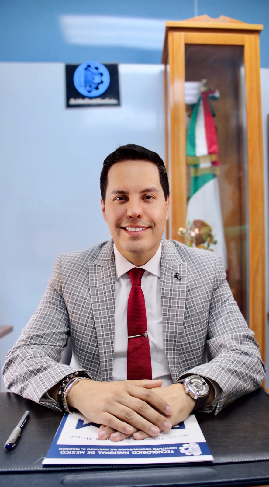 Fotografía oficial del Dr. Arturo Ernesto Mares Gardea